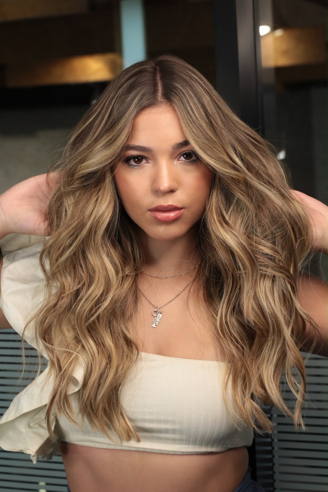 Morena iluminada com ondas e reflexos dourados